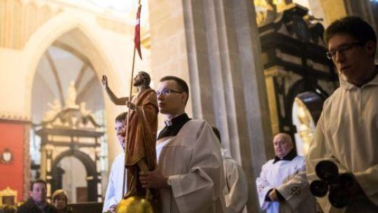 Wielkanocna msza święta z procesją rezurekcyjną w bazylice prymasowskiej w Gnieźnie. Fot. PAP/M. Zakrzewski 