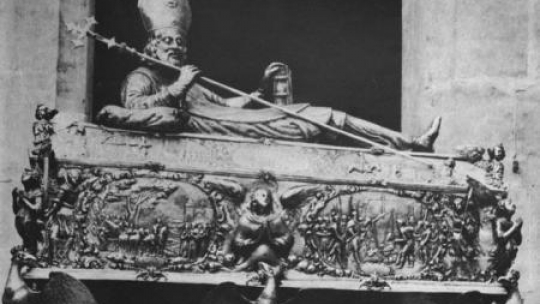 Sarkofag zawierający szczętki św. Wojciecha - zdjęcie archiwalne. Fot. PAP/CAF