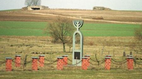Pomnik w Wąsoszu upamiętniający mord Żydów w 1941 r. Fot. PAP/ Z. Lenkiewicz