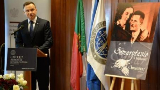 Prezydent A. Duda przemawia na wystawie "Samarytanie z Markowej" na uniwersyteciie w Lizbonie. Fot. PAP/J. Turczyk