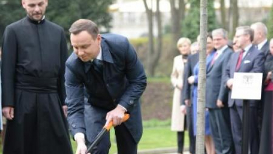 A. Duda podczas uroczystości zasadzenia Dębu Pamięci. Fot. PAP/J. Turczyk, 