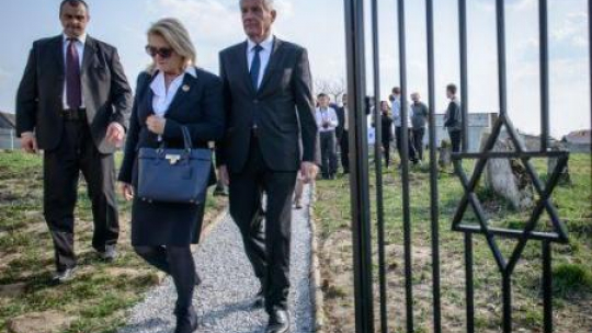 Sekretarz generalny Rady Europy Thorbjoern Jagland (P) na cmentarzu żydowskim w Frampolu. Fot. PAP/W. Pacewicz