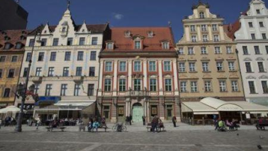 Kamienica Pod Złotym Słońcem na wrocławskim Rynku, w której mieści się Muzeum Pana Tadeusza. Fot. PAP/A. Koźmiński 