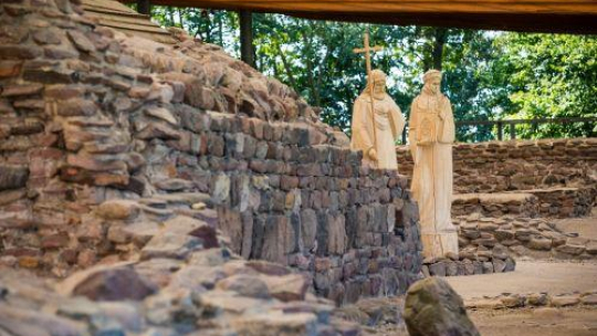 Rzeźby przedstawiające Mieszka I i Dobrawę w Muzeum Pierwszych Piastów na Ostrowie Lednickim. Fot. PAP/M. Zakrzewski 