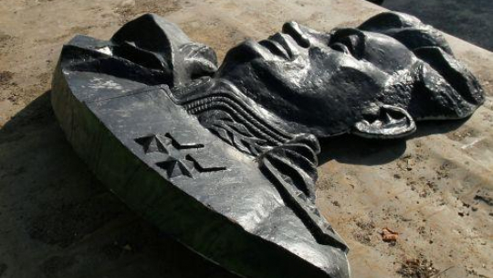 Demontaż popiersia gen. Armii Czerwonej Iwana Czerniachowskiego z pomnika w Pieniężnie. Fot. PAP/T. Waszczuk