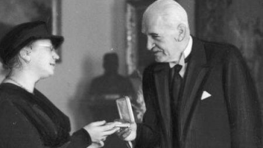Rossa Bailly odbiera odbiera z rąk prezydenta RP Ignacego Mościckiego odznaczenie. 1936 r. Źródło: NAC