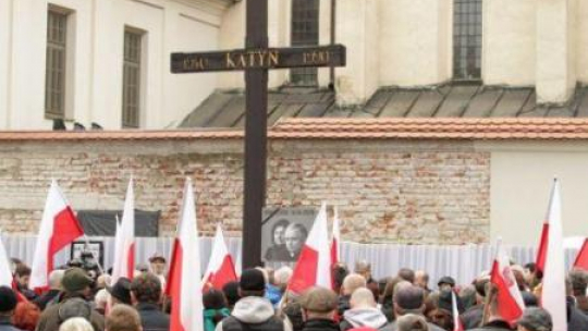 Uroczystości w 6. rocznicę katastrofy smoleńskiej przed Krzyżem Katyńskim w Krakowie. Fot. PAP/S. Rozpędzik 