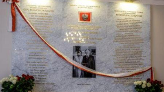 Uroczystość odsłonięcia w siedzibie MON tablicy upamiętniającej ofiary katastrofy smoleńskiej. Fot. PAP/M. Obara 