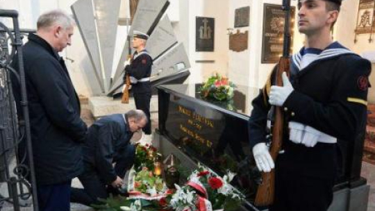 Szef PO i szef klubu PO składają kwiaty przed grobem Macieja Płażyńskiego Gdańsk, 10.04.2016. Fot. PAP/A. Warżawa 