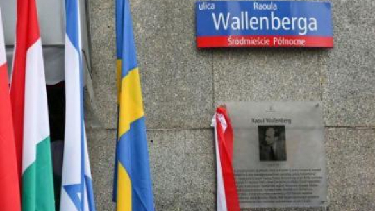 Uroczystość odsłonięcia tablicy poświęconej Raoulowi Wallenbergowi z okazji nadania ulicy jego imienia. Fot. PAP/R. Guz