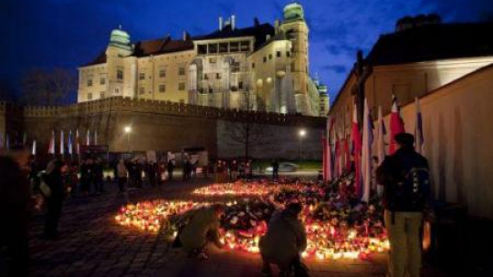 Znicze i warta harcerzy przy Krzyżu Katyńskim po katastrofie w Smoleńsku. Kraków, 16.04.2010. Fot. PAP/J. Ochoński