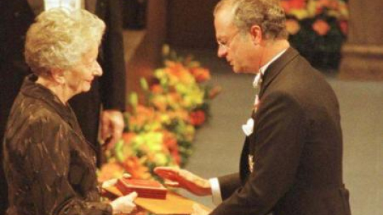 Wisława Szymborska odbiera z rąk króla Karola XVI Gustawa literacką Nagrode Nobla. Fot. PAP/J. Bednarczyk