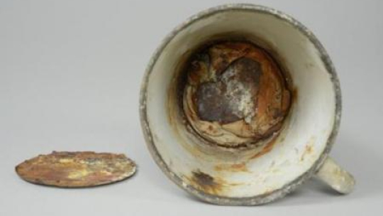 Biżuteria znaleziona w kubku ofiary Auschwitz. Fot. Muzeum Auschwitz