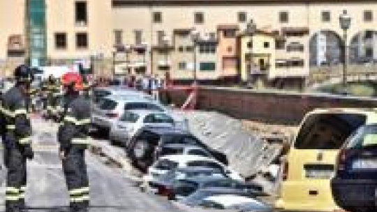 Ogromna rozpadlina w centrum Florencji; zagrożone zabytkowe pałace. Fot. PAP/EPA