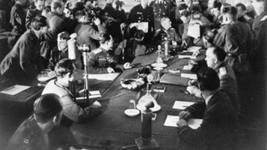 Feldmarszałek Wilhelm Keitel podpisuje akt bezwarunkowej kapitulacji Niemiec. Berlin, 1945.05.08. Fot. PAP/CAF/APN 