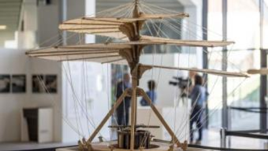 Model maszyny latającej Leonardo da Vinci. Fot. PAP/M. Walczak