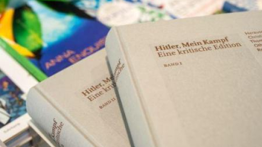 Wydanie krytyczne „Mein Kampf” Hitlera. Fot. PAP/EPA
