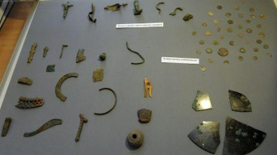 Przybory i narzędzia domowe - część znaleziska z Mołtowa. Fot. PAP/M. Bielecki 