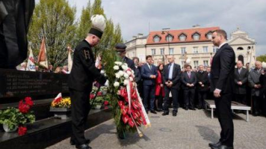 Prezydent Andrzej Duda składa kwiaty przed pomnikiem św. Jana Pawła II w Kaliszu.