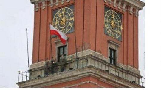 Uroczyste podniesienie flagi państwowej na Wieży Zegarowej Zamku Królewskiego w Warszawie. Fot. PAP/R. Guz