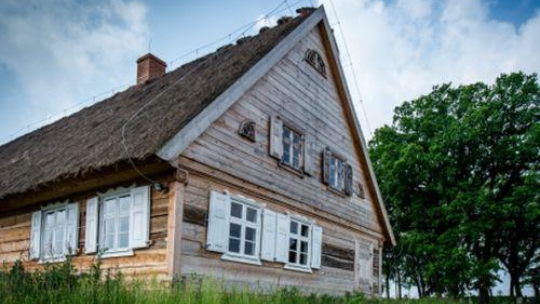 Budowa wsi olęderskich osadników  z przełomu XIX i XX w. w Olęderskim Parku Etnograficznym. Fot. PAP/T. Żmijewski 