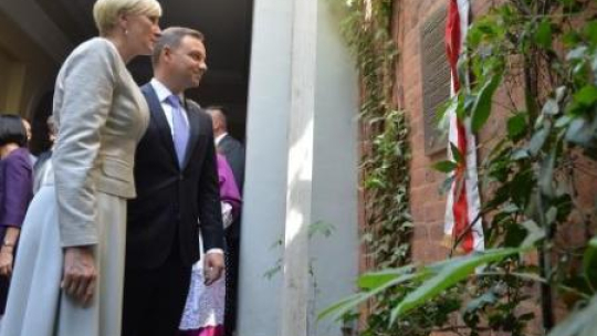 Uroczystość odsłonięcia tablicy upamiętniającej Lucjana i Annę "Lone" Masłochów. Fot. PAP/J. Turczyk