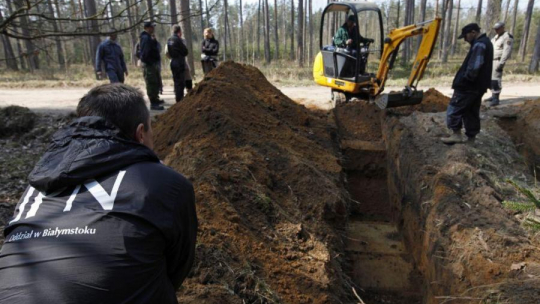 Prokuratorzy IPN i archeolodzy prowadzą badania sondażowe niedaleko Gib. 2015 r. Fot. PAP/A. Reszko