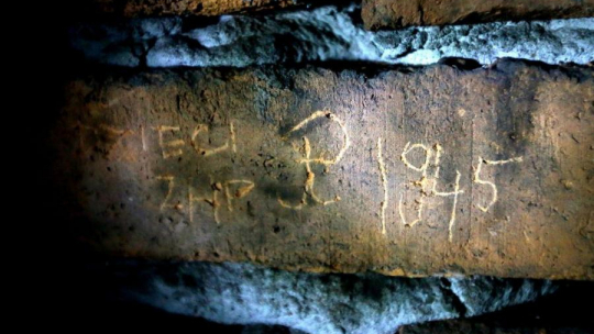 Napisy w piwnicy kamienicy przy ul. Strzeleckiej 8 w Warszawie, dawnej katowni NKWD i UB. Fot. PAP/T. Gzell