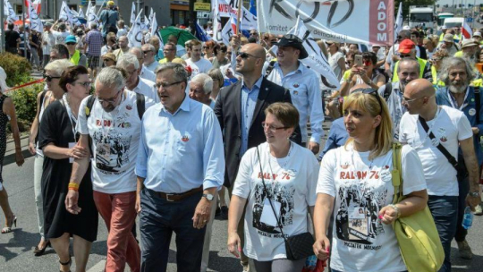 B. prezydent Bronisław Komorowski podczas marszu KOD w Radomiu w 40. rocznicę Czerwca '76. Fot. PAP/W. Pacewicz