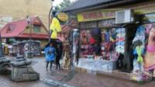 Jeden ze straganów na Krupówkach. Fot. PAP/G. Momot