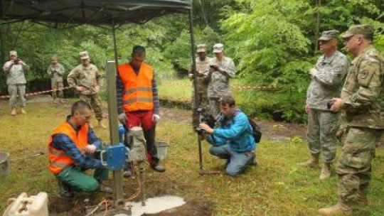 Mamerki. Odwiert w stropie bunkra, prace obserwują amerykańscy żołnierze, zwiedzający kompleks. Fot. PAP/T. Waszczuk