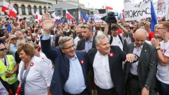 Byli prezydenci Bronisław Komorowski z żoną Anną i Aleksander Kwaśniewski w marszu KOD. Fot. PAP/R. Guz