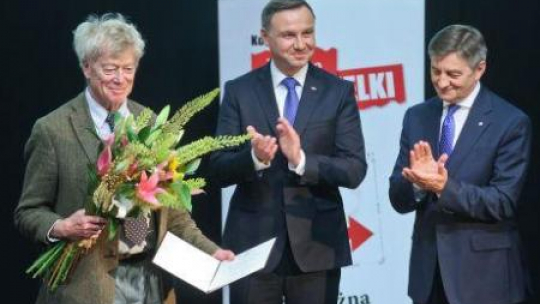 Prof. R. Scruton odebrał z rąk prezydenta A. Dudy i marszałka M. Kuchcińskiego medal "Odwaga i Wiarygodność". Fot. PAP