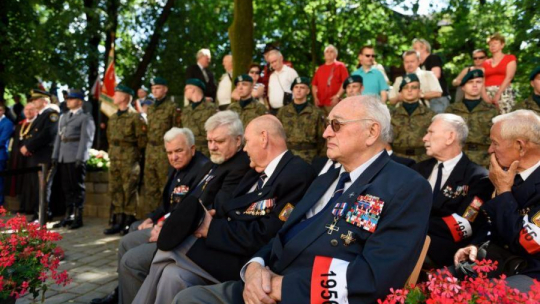 Kombatanci podczas uroczystości przy Pomniku Poległych w Powstaniu Poznańskim 1956 r. Fot. PAP/J. Kaczmarczyk