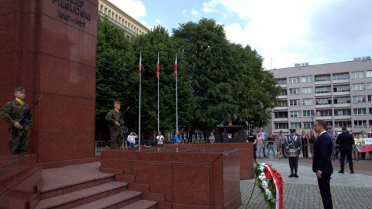 Prezydent Andrzej Duda składa wieniec przed pomnikiem marszałka Józefa Piłsudskiego w Katowicach. Fot. PAP/A. Grygiel 