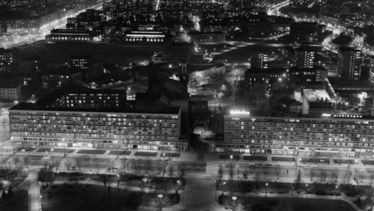 Warszawa, 1969. Ulica Świętokrzyska nocą – widok z Pałacu Kultury i Nauki. Fot. Zbyszko Siemaszko/FORUM
