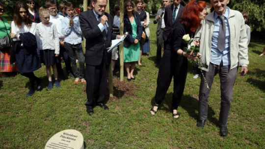 A. Pilecki (P), D. Pilecka i J. Kisielewski podczas sadzenia drzewka upamiętniającego płk. Pileckiego. Fot. PAP/T. Gzell