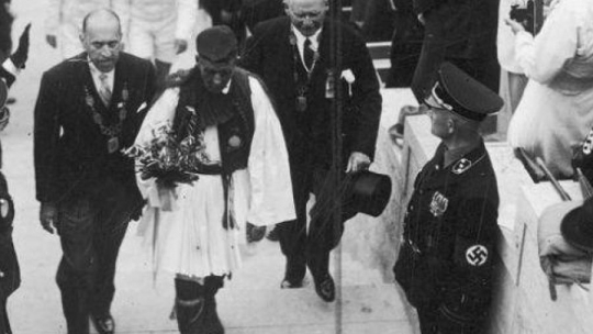 Zwycięzca maratonu I nowożytnych IO w 1896 r. Grek Spyridon Luis w drodze do Adolfa Hitlera. Berlin, 1936. Fot. NAC