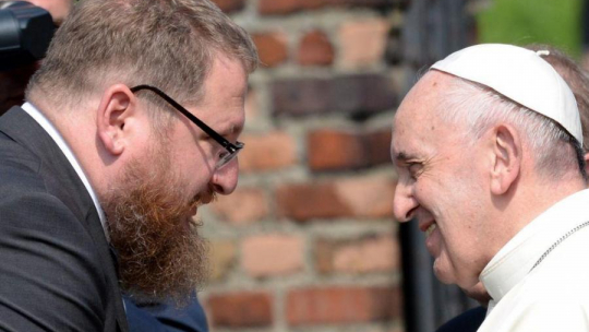 Papież Franciszek rozmawia z dyrektorem Państwowego Muzeum Auschwitz-Birkenau Piotrem Cywińskim. Fot. PAP/D. Delmanowicz
