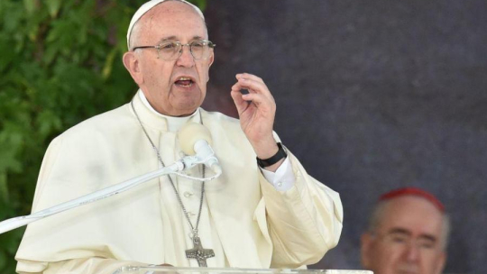 Papież Franciszek przemawia na zakończenie drogi krzyżowej na krakowskich Błoniach. Fot. PAP/R. Pietruszka