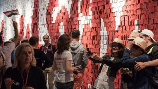 Grupa pielgrzymów, którzy przybyli na ŚDM zwiedza wystawę stałą ECS w Gdańsku. Fot. PAP/R. Jocher