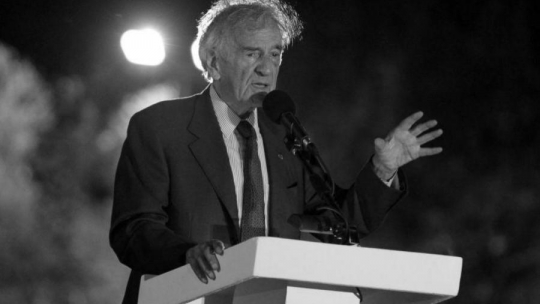  Elie Wiesel, żydowski pisarz, więzień Auschwitz i Buchenwaldu. Fot. PAP/EPA