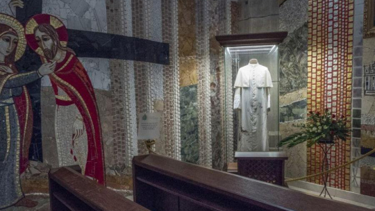 Sutanna św. Jana Pawła II w Sanktuarium Świętego Jana Pawła II w Krakowie. Fot. PAP/J. Ochoński 