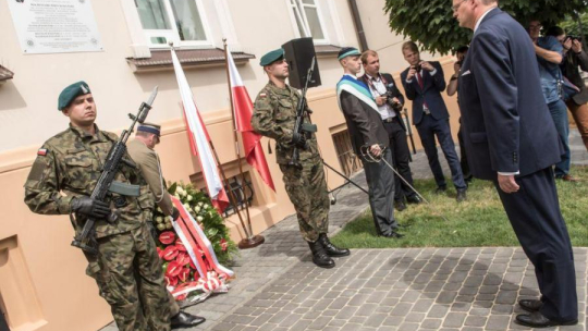 Jan Józef Kasprzyk podczas uroczystości odsłonięcia tablicy poświęconej płk. Ryszardowi Kuklińskiemu. Fot.PAP/T.Koryszko