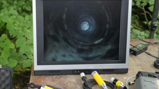 Obraz z mikrokamery umieszczonej w odwiercie w stropie bunkra w Mamerkach. Fot. PAP/T. Waszczuk 