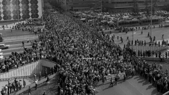 Marsz głodowy kobiet przy ulicy Piotrkowskiej. Łódź, 1981-07-30. Fot. PAP/CAF/A. Zbraniecki