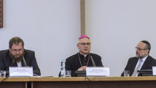 Bp Artur Miziński (C), rabin Michael Schudrich (P), dyr. Muzeum Auschwitz Piotr Cywiński.15.7.2016. Fot. PAP/J. Kamiński