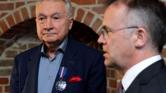 Bursztynnik Lucjan Myrta (L) odebrał z rąk wiceministra kultury Jarosława Sellina medal Gloria Artis. Fot.PAP/P. Wittman