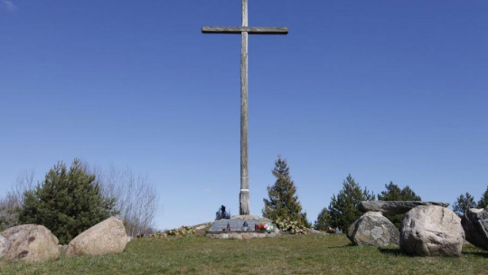 Krzyż w Gibach upamiętniający pomordowanych w obławie augustowskiej. Fot. PAP/A. Reszko