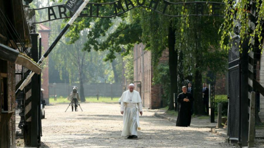 Papież Franciszek opuszcza były niemiecki, nazistowski obóz zagłady Auschwitz I. Fot. PAP/P. Supernak 